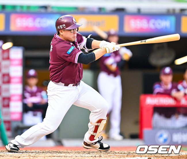 [OSEN=인천, 민경훈 기자] 2일 인천 SSG랜더스필드에서 ‘2026 신한 SOL Bank KBO리그’ SSG 랜더스와 키움 히어로즈의 경기가 열렸다.이날 SSG는 베니지아노, 키움은 알칸타라를 선발로 내세웠다.3회초 2사 주자 3루 키움 안치홍이 좌익수 왼쪽 동점 1타점 적시 2루타를 때리고 있다. 2026.06.02 / rumi@osen.co.kr