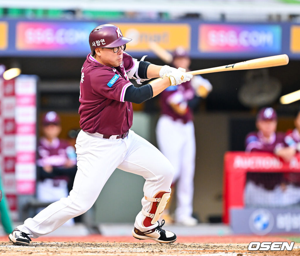 2일 인천 SSG랜더스필드에서 ‘2026 신한 SOL Bank KBO리그’ SSG 랜더스와 키움 히어로즈의 경기가 열렸다.이날 SSG는 베니지아노, 키움은 알칸타라를 선발로 내세웠다.3회초 2사 주자 3루 키움 안치홍이 좌익수 왼쪽 동점 1타점 적시 2루타를 때리고 있다. 2026.06.02 / rumi@osen.co.kr