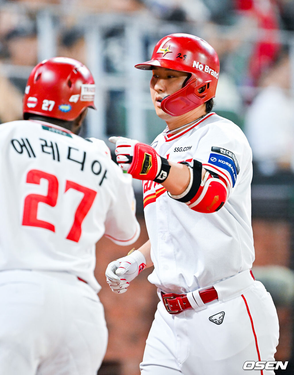 2일 인천 SSG랜더스필드에서 ‘2026 신한 SOL Bank KBO리그’ SSG 랜더스와 키움 히어로즈의 경기가 열렸다.이날 SSG는 베니지아노, 키움은 알칸타라를 선발로 내세웠다.8회말 SSG 선두타자로 나온 최정이 우중월 솔로 홈런을 때린 후 홈을 밟으며 기뻐하고 있다. 2026.06.02 / rumi@osen.co.kr