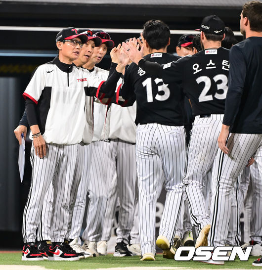 [OSEN=수원, 박준형 기자] 프로야구 LG 트윈스가 1~2위 빅매치에서 KT 위즈를 꺾고 1위 자리를 지켰다.&nbsp;LG는 2일 수원&nbsp;KT위즈파크에서 열린&nbsp;2026 KBO리그 KT와 경기에서 홈런 4방을 포함해 17안타를 폭발시키며 10-1로 승리했다.&nbsp;1위 LG는 4연승을 달리며 34승 20패가 됐고,&nbsp;2위 KT는 32승 1무 21패가 되면서&nbsp;1.5경기 차이로 멀어졌다.경기종료 후 LG 염경엽 감독이 오스틴과 하이파이브를 하고 있다.    2026.06.02 / soul1014@osen.co.kr