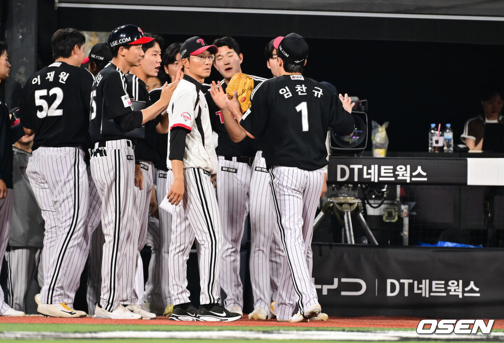 2일 오후 수원KT위즈파크에서  '2026 신한 SOL Bank KBO리그' KT 위즈와 LG 트윈스의 경기가 진행됐다.이날 KT는 한차현(0승 0패)을, LG는 임찬규(4승 1패)를 선발투수로 내세웠다. 1위 LG(33승20패)는 KT(32승1무20패)를 상대로 선두 수성을, 2위 KT는 홈에서 승리해 선두 탈환을 노린다. 6회말 이닝종료후 LG 선발투수 임찬규가 동료들의 축하를 받으며 마운드를 내려가고 있다.     2026.06.02 / soul1014@osen.co.kr