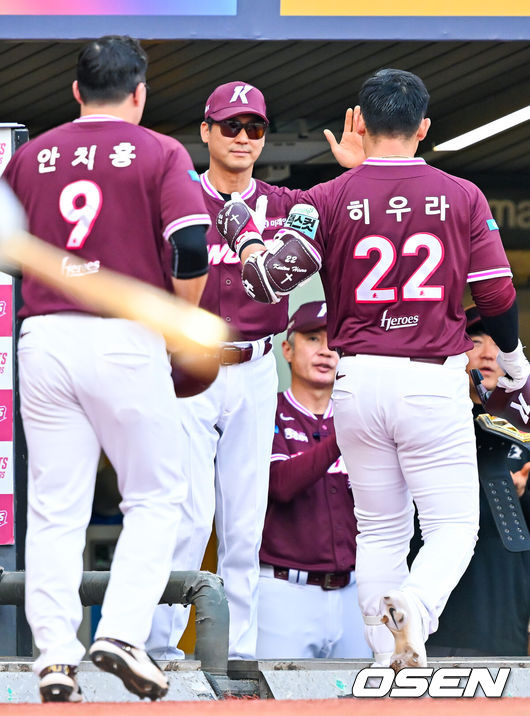 [OSEN=인천, 민경훈 기자] 2일 인천 SSG랜더스필드에서 ‘2026 신한 SOL Bank KBO리그’ SSG 랜더스와 키움 히어로즈의 경기가 열렸다.이날 SSG는 베니지아노, 키움은 알칸타라를 선발로 내세웠다.3회초 2사 주자 2루 키움 히우라가 우월 역전 투런 홈런을 때린 후 덕아웃에서 키움 설종진 감독과 하이파이브를 하고 있다. 2026.06.02 / rumi@osen.co.kr