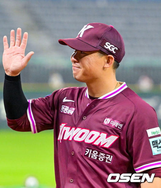[OSEN=인천, 민경훈 기자] 2일 인천 SSG랜더스필드에서 ‘2026 신한 SOL Bank KBO리그’ SSG 랜더스와 키움 히어로즈의 경기가 열렸다.이날 SSG는 13연패 수렁에 빠졌다. 키움 히어로즈는 8연패에서 탈출했다.SSG는 키움에 6-12로 패했다. 이날 패배로 구단 역대 최다연패 기록은 13연패까지 늘어났다.경기를 마치고 키움 히우라가 수훈 인터뷰를 마치고 팬들에게 인사를 하고 있다. 2026.06.02 / rumi@osen.co.kr