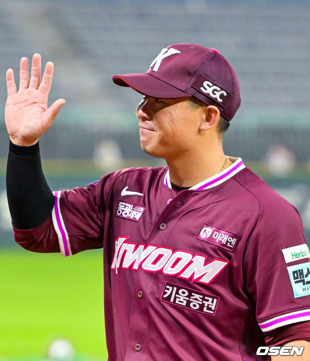 2일 인천 SSG랜더스필드에서 ‘2026 신한 SOL Bank KBO리그’ SSG 랜더스와 키움 히어로즈의 경기가 열렸다.이날 SSG는 13연패 수렁에 빠졌다. 키움 히어로즈는 8연패에서 탈출했다.SSG는 키움에 6-12로 패했다. 이날 패배로 구단 역대 최다연패 기록은 13연패까지 늘어났다.경기를 마치고 키움 히우라가 수훈 인터뷰를 마치고 팬들에게 인사를 하고 있다. 2026.06.02 / rumi@osen.co.kr