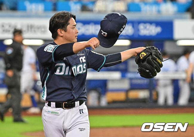 [OSEN=대구, 이석우 기자] 2일 대구삼성라이온즈파크에서 2026 신한 SOL KBO 리그 삼성 라이온즈와 NC 다이노스의 경기가 열렸다. 홈팀 삼성은 후라도가, 방문팀 NC는 토다가 선발 출전했다. NC 다이노스 토다가 4회말 2사 2루 삼성 라이온즈 류지혁을 좌익수 플라이로 잡고 이우성을 보며 감사 인사를 하고 있다. 2026.06.02 / foto0307@osen.co.kr