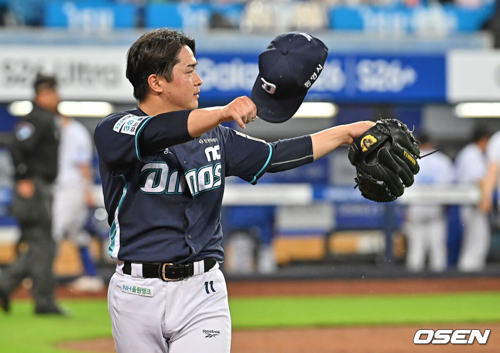 2일 대구삼성라이온즈파크에서 2026 신한 SOL KBO 리그 삼성 라이온즈와 NC 다이노스의 경기가 열렸다. 홈팀 삼성은 후라도가, 방문팀 NC는 토다가 선발 출전했다. NC 다이노스 토다가 4회말 2사 2루 삼성 라이온즈 류지혁을 좌익수 플라이로 잡고 이우성을 보며 감사 인사를 하고 있다. 2026.06.02 / foto0307@osen.co.kr