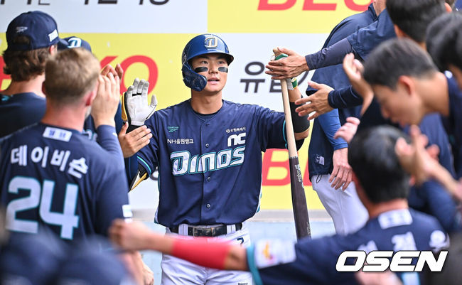[OSEN=대구, 이석우 기자] 2일 대구삼성라이온즈파크에서 2026 신한 SOL KBO 리그 삼성 라이온즈와 NC 다이노스의 경기가 열렸다. 홈팀 삼성은 후라도가, 방문팀 NC는 토다가 선발 출전했다. NC 다이노스 김주원이 1회초 우월 솔로 홈런을 치고 하이파이브를 하고 있다. 2026.06.02 / foto0307@osen.co.kr