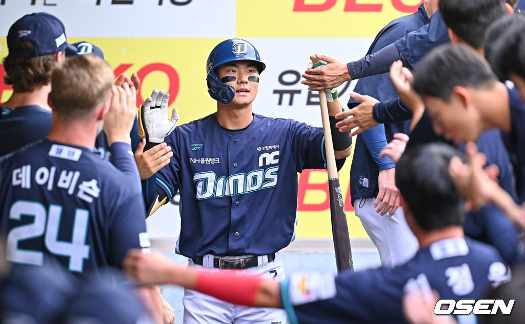2일 대구삼성라이온즈파크에서 2026 신한 SOL KBO 리그 삼성 라이온즈와 NC 다이노스의 경기가 열렸다. 홈팀 삼성은 후라도가, 방문팀 NC는 토다가 선발 출전했다. NC 다이노스 김주원이 1회초 우월 솔로 홈런을 치고 하이파이브를 하고 있다. 2026.06.02 / foto0307@osen.co.kr