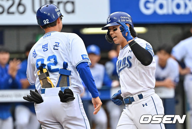 [OSEN=대구, 이석우 기자] 2일 대구삼성라이온즈파크에서 2026 신한 SOL KBO 리그 삼성 라이온즈와 NC 다이노스의 경기가 열렸다. 홈팀 삼성은 후라도가, 방문팀 NC는 토다가 선발 출전했다. 삼성 라이온즈 김성윤이 1회말 1사 우월 동점 솔로 홈런을 치고 기뻐하고 있다. 2026.06.02 / foto0307@osen.co.kr