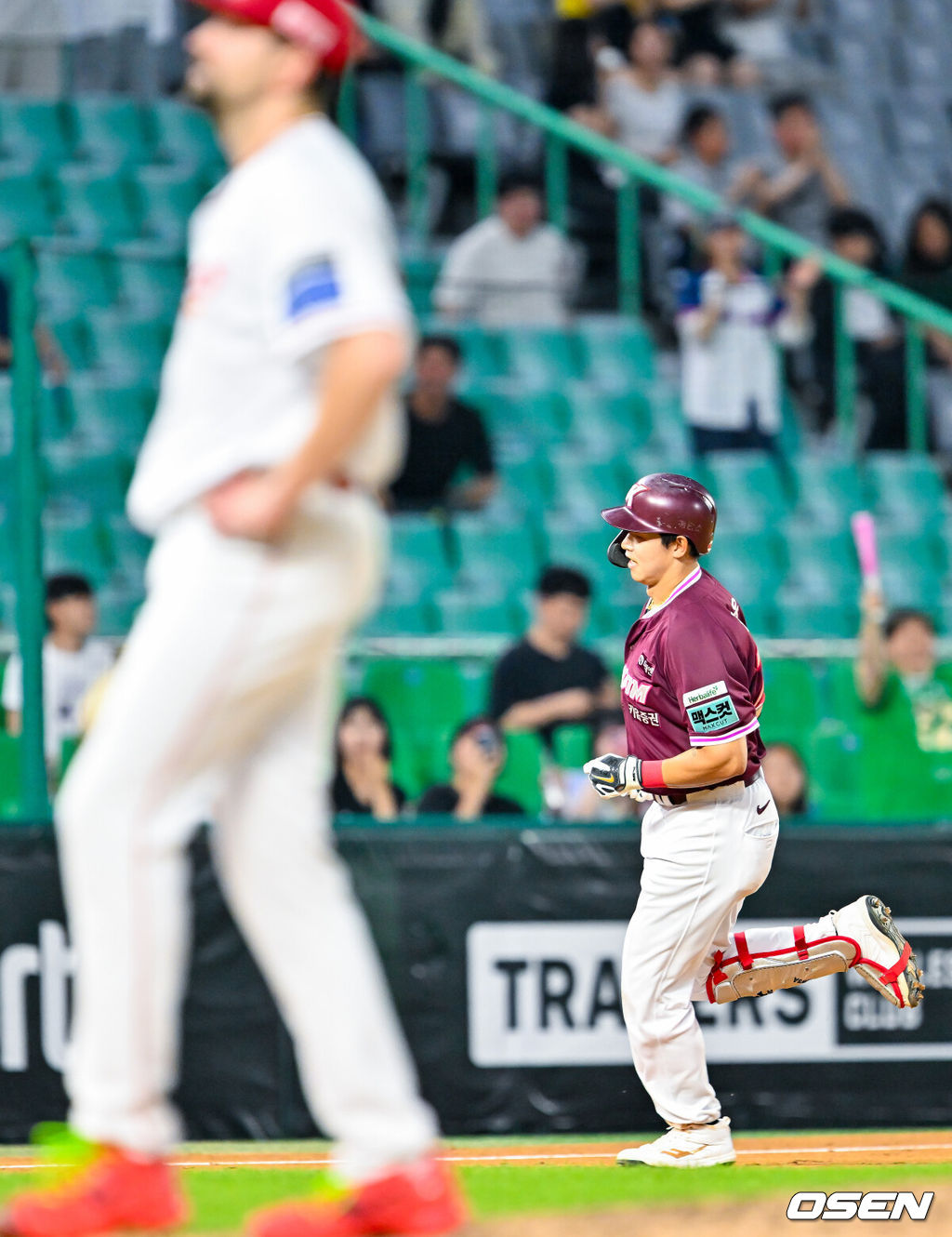 2일 인천 SSG랜더스필드에서 ‘2026 신한 SOL Bank KBO리그’ SSG 랜더스와 키움 히어로즈의 경기가 열렸다.이날 SSG는 베니지아노, 키움은 알칸타라를 선발로 내세웠다.7회초 키움 선두타자로 나온 김웅빈이 중월 솔로 홈런을 때린 후 그라운드를 돌고 있다. 2026.06.02 / rumi@osen.co.kr