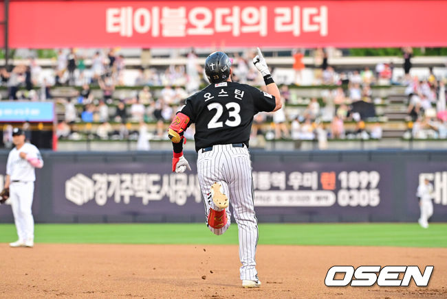 [OSEN=수원, 박준형 기자] 2일 오후 수원KT위즈파크에서  '2026 신한 SOL Bank KBO리그'&nbsp;KT 위즈와 LG 트윈스의 경기가 진행됐다.이날 KT는 한차현(0승 0패)을, LG는 임찬규(4승 1패)를 선발투수로 내세웠다. 1위 LG(33승20패)는 KT(32승1무20패)를 상대로 선두 수성을, 2위 KT는 홈에서 승리해 선두 탈환을 노린다. 3회초 2사 2루 LG 오스틴이 2점 홈런을 날리고 있다. KBO 개인 통산 100홈런.  2026.06.02 / soul1014@osen.co.kr