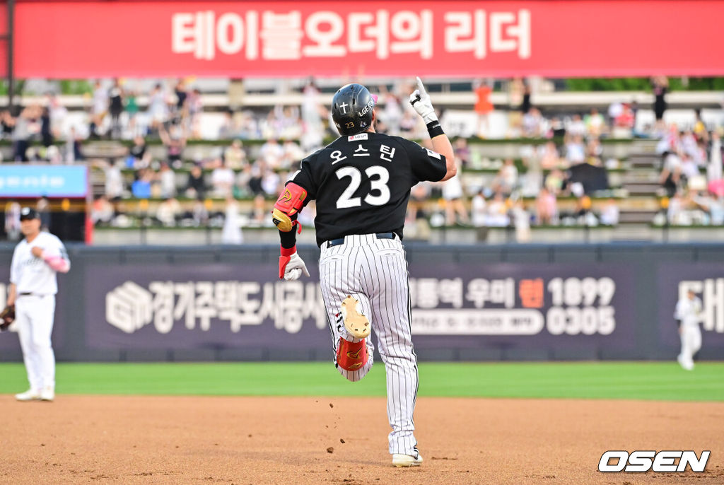 2일 오후 수원KT위즈파크에서  '2026 신한 SOL Bank KBO리그' KT 위즈와 LG 트윈스의 경기가 진행됐다.이날 KT는 한차현(0승 0패)을, LG는 임찬규(4승 1패)를 선발투수로 내세웠다. 1위 LG(33승20패)는 KT(32승1무20패)를 상대로 선두 수성을, 2위 KT는 홈에서 승리해 선두 탈환을 노린다. 3회초 2사 2루 LG 오스틴이 2점 홈런을 날리고 있다. KBO 개인 통산 100홈런.  2026.06.02 / soul1014@osen.co.kr