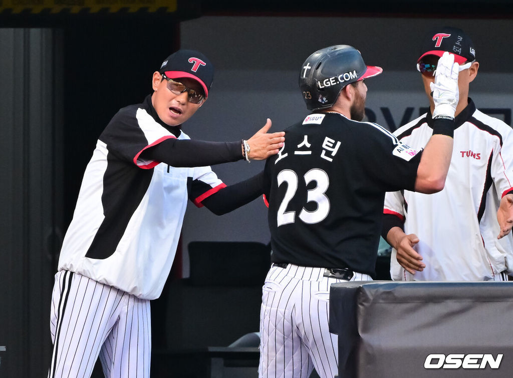 2일 오후 수원KT위즈파크에서  '2026 신한 SOL Bank KBO리그' KT 위즈와 LG 트윈스의 경기가 진행됐다.이날 KT는 한차현(0승 0패)을, LG는 임찬규(4승 1패)를 선발투수로 내세웠다. 1위 LG(33승20패)는 KT(32승1무20패)를 상대로 선두 수성을, 2위 KT는 홈에서 승리해 선두 탈환을 노린다. 3회초 2사 2루 LG 오스틴이 2점 홈런을 날리고 염경엽 감독과 하이파이브를 하고 있다. KBO 개인 통산 100홈런.  2026.06.02 / soul1014@osen.co.kr