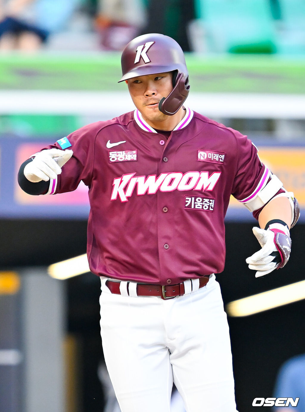 2일 인천 SSG랜더스필드에서 ‘2026 신한 SOL Bank KBO리그’ SSG 랜더스와 키움 히어로즈의 경기가 열렸다.이날 SSG는 베니지아노, 키움은 알칸타라를 선발로 내세웠다.3회초 2사 주자 2루 키움 히우라가 우월 역전 투런 홈런을 때린 후 그라운드를 돌며 기뻐하고 있다. 2026.06.02 / rumi@osen.co.kr