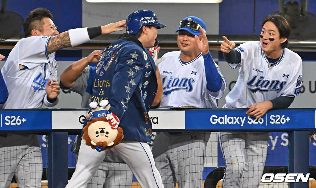 2일 대구삼성라이온즈파크에서 2026 신한 SOL KBO 리그 삼성 라이온즈와 NC 다이노스의 경기가 열렸다. 홈팀 삼성은 후라도가, 방문팀 NC는 토다가 선발 출전했다. 삼성 라이온즈 박진만 감독이 8회말 1사 1,3루 좌월 동점 3점 홈런을 친 박승규와 하이파이브를 하고 있다. 2026.06.02 / foto0307@osen.co.kr