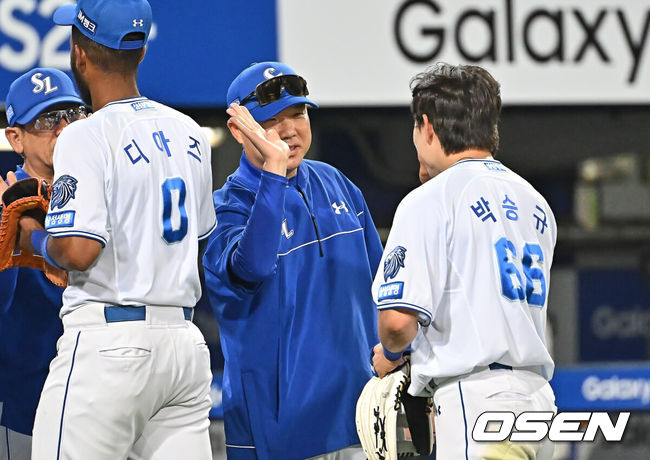 [OSEN=대구, 이석우 기자] 2일 대구삼성라이온즈파크에서 2026 신한 SOL KBO 리그 삼성 라이온즈와 NC 다이노스의 경기가 열렸다. 홈팀 삼성은 후라도가, 방문팀 NC는 토다가 선발 출전했다. 삼성 라이온즈 박진만 감독이 NC 다이노스에 8-7로 극적인 역전승을 하고 박승규와 기쁨을 나누고 있다. 2026.06.02 / foto0307@osen.co.kr
