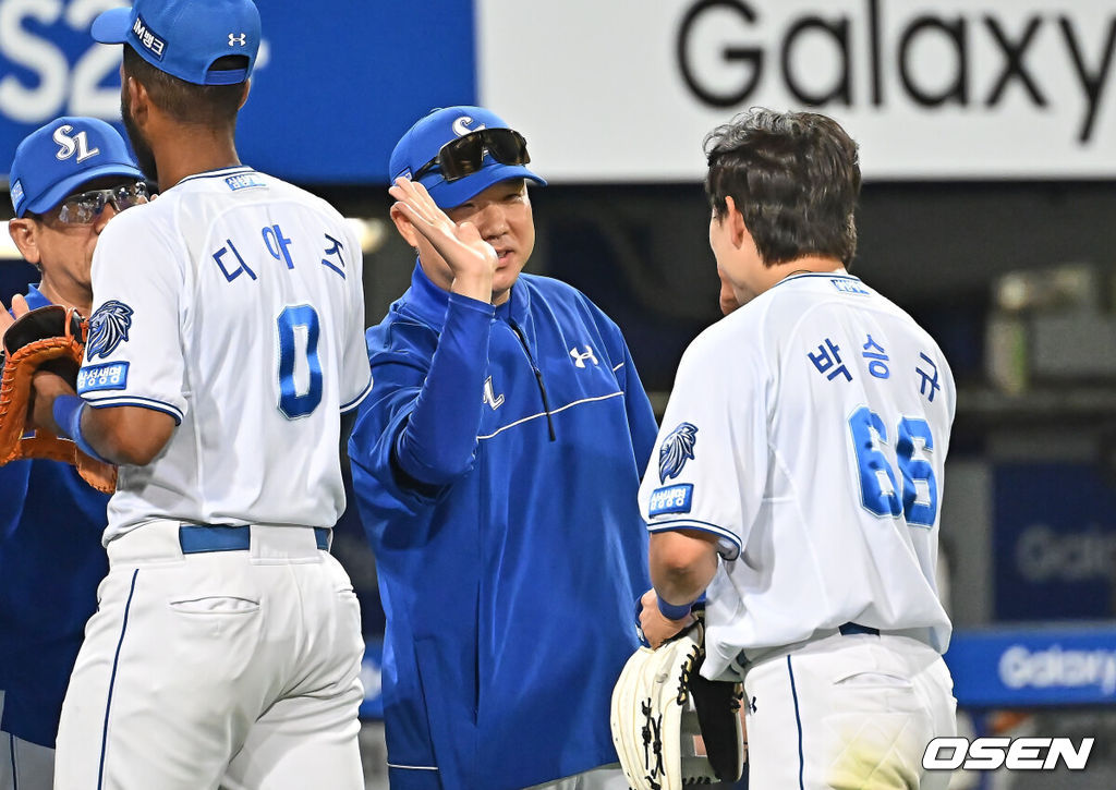 2일 대구삼성라이온즈파크에서 2026 신한 SOL KBO 리그 삼성 라이온즈와 NC 다이노스의 경기가 열렸다. 홈팀 삼성은 후라도가, 방문팀 NC는 토다가 선발 출전했다. 삼성 라이온즈 박진만 감독이 NC 다이노스에 8-7로 극적인 역전승을 하고 박승규와 기쁨을 나누고 있다. 2026.06.02 / foto0307@osen.co.kr