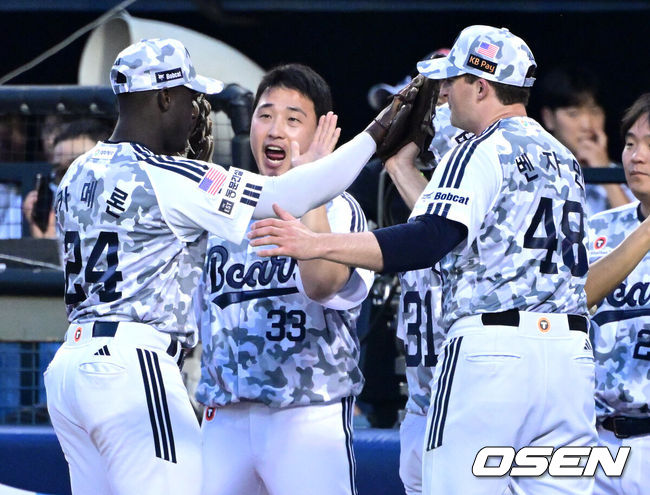 [OSEN=잠실, 최규한 기자] 2일 서울 잠실야구장에서 ‘2026 신한 SOL Bank KBO리그’ 두산 베어스와 한화 이글스의 경기가 열렸다.홈팀 두산은 웨스 벤자민, 방문팀 한화는 박준영을 선발로 내세웠다.5회초 2사 3루 상황 한화 이도윤의 외야 뜬공을 잡아낸 두산 우익수 카메론이 더그아웃으로 향하며 선발 벤자민과 인사를 나누고 있다. 2026.06.02 / dreamer@osen.co.kr