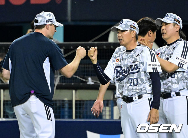 [OSEN=잠실, 최규한 기자] 2일 서울 잠실야구장에서 ‘2026 신한 SOL Bank KBO리그’ 두산 베어스와 한화 이글스의 경기가 열렸다.이날 경기는 홈팀 두산이 5-3으로&nbsp;승리했다. 6위 두산은 3연전 기선제압과 함께 한화전 3연패에서 탈출, 5위 한화와 격차를 1.5경기 차로 좁혔다. 시즌 26승 1무 28패. 반면 4연승 상승세가 끊긴 한화는 27승 26패가 됐다.&nbsp;경기를 마치고 승리한 두산 김원형 감독과 승리투수 웨스 벤자민이 인사를 나누고 있다.&nbsp; 2026.06.02 / dreamer@osen.co.kr