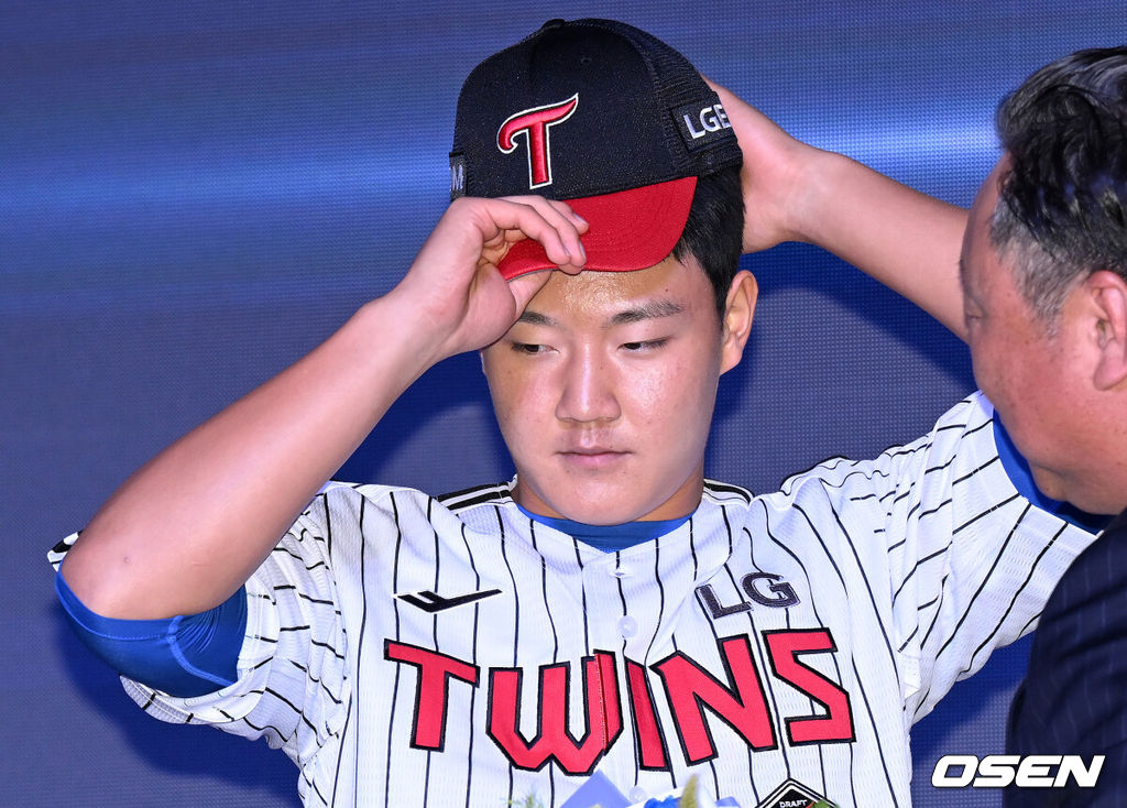 17일 오후 7일 오후 서울 롯데호텔 월드에서 ‘2026 KBO 신인 드래프트’가 열렸다. LG에 지명된 경기항공고 투수 양우진이 기념촬영을 하고 있다. 2025.09.17 /sunday@osen.co.kr