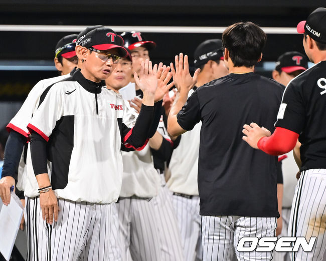 [OSEN=수원, 박준형 기자] 프로야구 LG 트윈스가 1~2위 빅매치에서 KT 위즈를 꺾고 1위 자리를 지켰다.&nbsp;LG는 2일 수원&nbsp;KT위즈파크에서 열린&nbsp;2026 KBO리그 KT와 경기에서 홈런 4방을 포함해 17안타를 폭발시키며 10-1로 승리했다.&nbsp;1위 LG는 4연승을 달리며 34승 20패가 됐고,&nbsp;2위 KT는 32승 1무 21패가 되면서&nbsp;1.5경기 차이로 멀어졌다.경기종료 후 LG 염경엽 감독이 박해민과 하이파이브를 하고 있다.    2026.06.02 / soul1014@osen.co.kr