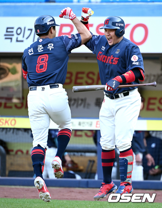 롯데 전준우와 유강남./OSEN DB