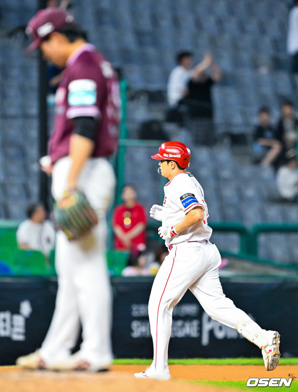 2일 인천 SSG랜더스필드에서 ‘2026 신한 SOL Bank KBO리그’ SSG 랜더스와 키움 히어로즈의 경기가 열렸다.이날 SSG는 베니지아노, 키움은 알칸타라를 선발로 내세웠다.8회말 SSG 선두타자로 나온 최정에 이어 김재환이 백투백 홈런을 때린 후 그라운드를 돌고 있다. 2026.06.02 / rumi@osen.co.kr