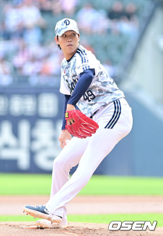 [OSEN=잠실, 최규한 기자] 3일 서울 잠실야구장에서 ‘2026 신한 SOL Bank KBO리그’ 두산 베어스와 한화 이글스의 경기가 열렸다.홈팀 두산은 박신지, 방문팀 한화는 왕옌청을 선발로 내세웠다.1회초 두산 선발 박신지가 힘차게 공을 뿌리고 있다. 2026.06.03 / dreamer@osen.co.kr