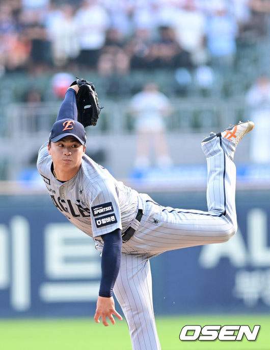 [OSEN=잠실, 최규한 기자] 3일 서울 잠실야구장에서 ‘2026 신한 SOL Bank KBO리그’ 두산 베어스와 한화 이글스의 경기가 열렸다.홈팀 두산은 박신지, 방문팀 한화는 왕옌청을 선발로 내세웠다.2회말 한화 선발 왕옌청이 힘차게 공을 뿌리고 있다. 2026.06.03 / dreamer@osen.co.kr