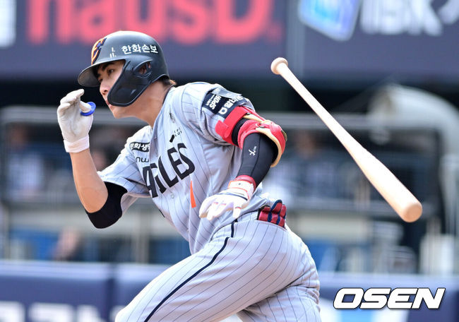 [OSEN=잠실, 최규한 기자] 3일 서울 잠실야구장에서 ‘2026 신한 SOL Bank KBO리그’ 두산 베어스와 한화 이글스의 경기가 열렸다.홈팀 두산은 박신지, 방문팀 한화는 왕옌청을 선발로 내세웠다.3회초 무사 선두타자로 나선 한화 심우준이 왼쪽 2루타를 날리고 있다. 2026.06.03 / dreamer@osen.co.kr