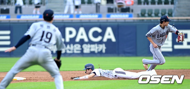 [OSEN=잠실, 최규한 기자] 3일 서울 잠실야구장에서 ‘2026 신한 SOL Bank KBO리그’ 두산 베어스와 한화 이글스의 경기가 열렸다.홈팀 두산은 박신지, 방문팀 한화는 왕옌청을 선발로 내세웠다.5회말 1사 1루 상황 두산 박찬호의 우익수 파울 플라이 때 주자 조수행이 2루로 태그업 해 세이프되고 있다. 2026.06.03 / dreamer@osen.co.kr