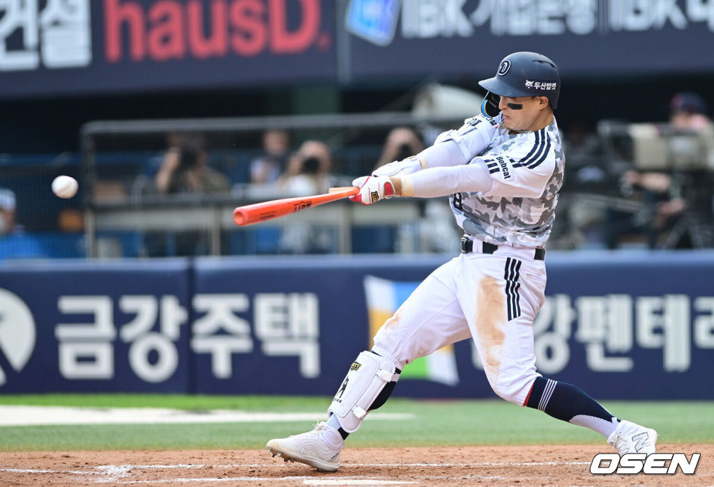 3일 서울 잠실야구장에서 ‘2026 신한 SOL Bank KBO리그’ 두산 베어스와 한화 이글스의 경기가 열렸다.홈팀 두산은 박신지, 방문팀 한화는 왕옌청을 선발로 내세웠다.5회말 2사 2루 상황 두산 손아섭이 동점 1타점 적시타를 날리고 있다. 2026.06.03 / dreamer@osen.co.kr
