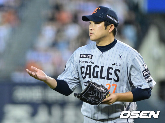 [OSEN=잠실, 최규한 기자] 3일 서울 잠실야구장에서 ‘2026 신한 SOL Bank KBO리그’ 두산 베어스와 한화 이글스의 경기가 열렸다.홈팀 두산은 박신지, 방문팀 한화는 왕옌청을 선발로 내세웠다.9회말 2사 2, 3루 상황 두산 박찬호를 외야 뜬공으로 이끌며 실점없이 이닝을 마무리지은 한화 투수 이민우가 더그아웃으로 향하고 있다. 2026.06.03 / dreamer@osen.co.kr