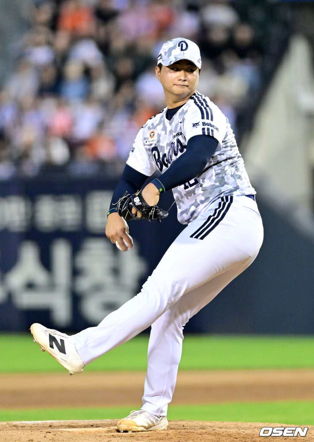 3일 서울 잠실야구장에서 ‘2026 신한 SOL Bank KBO리그’ 두산 베어스와 한화 이글스의 경기가 열렸다.홈팀 두산은 박신지, 방문팀 한화는 왕옌청을 선발로 내세웠다.연장 10회초 마운드에 오른 두산 최지강이 힘차게 공을 뿌리고 있다. 2026.06.03 / dreamer@osen.co.kr