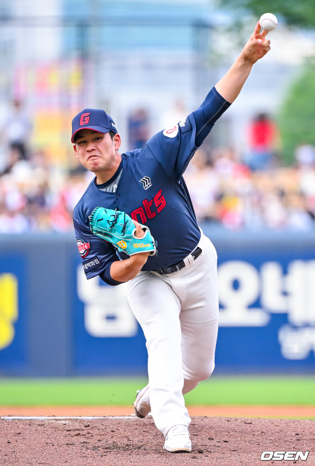 3일 광주-기아 챔피언스필드에서 2026 신한 SOL KBO 리그 KIA 타이거즈와 롯데 자이언츠의 경기가 열렸다.이날 KIA는 황동하, 롯데는 김진욱을 선발로 내세웠다.롯데 선발 김진욱이 마운드 위에서 힘차게 공을 뿌리고 있다. 2026.06.03 / rumi@osen.co.kr