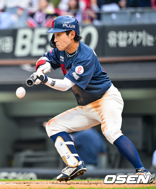 [OSEN=광주, 민경훈 기자] 3일 광주-기아 챔피언스필드에서 2026 신한 SOL KBO 리그 KIA 타이거즈와 롯데 자이언츠의 경기가 열렸다.이날 KIA는 황동하, 롯데는 김진욱을 선발로 내세웠다.4회초 무사 주자 1루 롯데 황성빈이 투수 오른쪽 번트안타를 때리고 있다. 2026.06.03 / rumi@osen.co.kr