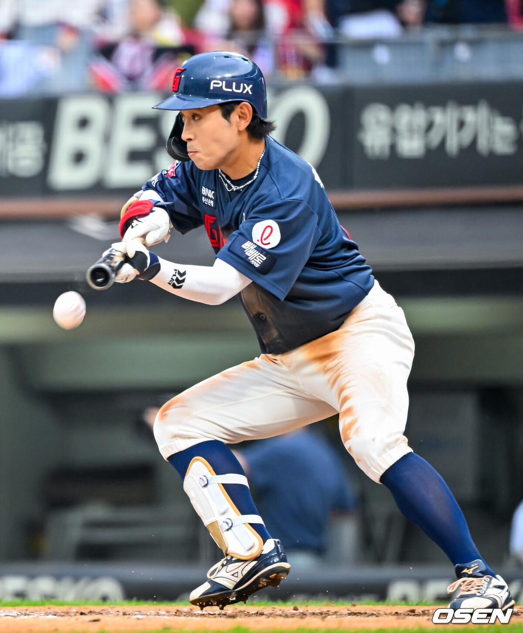 3일 광주-기아 챔피언스필드에서 2026 신한 SOL KBO 리그 KIA 타이거즈와 롯데 자이언츠의 경기가 열렸다.이날 KIA는 황동하, 롯데는 김진욱을 선발로 내세웠다.4회초 무사 주자 1루 롯데 황성빈이 투수 오른쪽 번트안타를 때리고 있다. 2026.06.03 / rumi@osen.co.kr