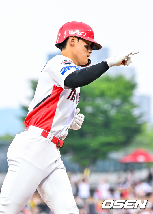 [OSEN=광주, 민경훈 기자] 3일 광주-기아 챔피언스필드에서 2026 신한 SOL KBO 리그 KIA 타이거즈와 롯데 자이언츠의 경기가 열렸다.이날 KIA는 황동하, 롯데는 김진욱을 선발로 내세웠다.3회말 2사 KIA 김도영이 좌중월 솔로포를 때린 후 그라운드를 돌고 있다. 2026.06.03 / rumi@osen.co.kr