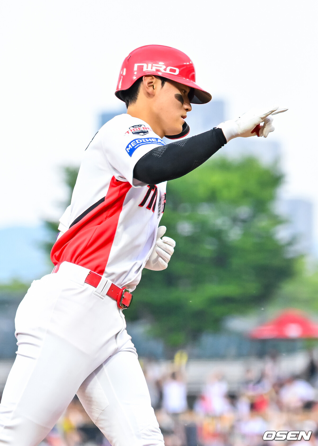 3일 광주-기아 챔피언스필드에서 2026 신한 SOL KBO 리그 KIA 타이거즈와 롯데 자이언츠의 경기가 열렸다.이날 KIA는 황동하, 롯데는 김진욱을 선발로 내세웠다.3회말 2사 KIA 김도영이 좌중월 솔로포를 때린 후 그라운드를 돌고 있다. 2026.06.03 / rumi@osen.co.kr