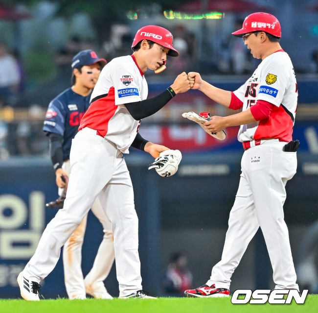[OSEN=광주, 민경훈 기자] 3일 광주-기아 챔피언스필드에서 2026 신한 SOL KBO 리그 KIA 타이거즈와 롯데 자이언츠의 경기가 열렸다.이날 KIA는 황동하, 롯데는 김진욱을 선발로 내세웠다.7회말 무사 주자 1루 KIA 김호령이 우중간 1타점 적시 2루타를 때린 후 2루에서 기뻐하고 있다. 2026.06.03 / rumi@osen.co.kr