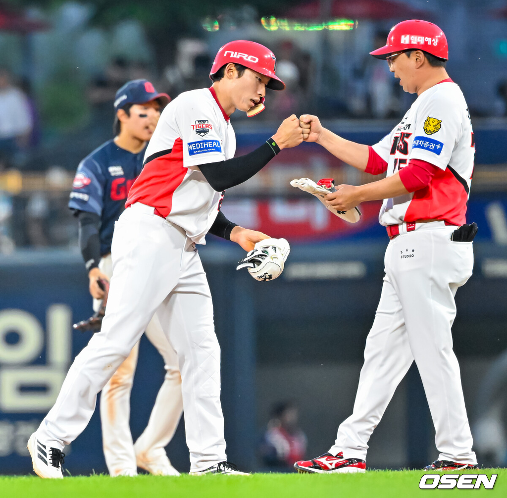 3일 광주-기아 챔피언스필드에서 2026 신한 SOL KBO 리그 KIA 타이거즈와 롯데 자이언츠의 경기가 열렸다.이날 KIA는 황동하, 롯데는 김진욱을 선발로 내세웠다.7회말 무사 주자 1루 KIA 김호령이 우중간 1타점 적시 2루타를 때린 후 2루에서 기뻐하고 있다. 2026.06.03 / rumi@osen.co.kr