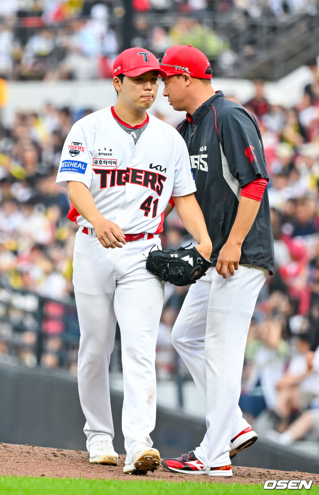 3일 광주-기아 챔피언스필드에서 2026 신한 SOL KBO 리그 KIA 타이거즈와 롯데 자이언츠의 경기가 열렸다.이날 KIA는 황동하, 롯데는 김진욱을 선발로 내세웠다.4회초 무사 주자 1루 롯데 황성빈 타석에서 KIA 선발 황동하가 강판당하고 있다. 2026.06.03 / rumi@osen.co.kr
