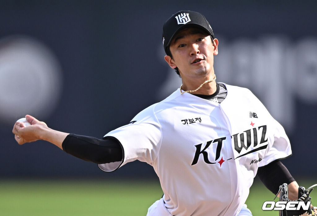 3일 오후 수원KT위즈파크에서  '2026 신한 SOL Bank KBO리그' KT 위즈와 LG 트윈스의 경기가 열렸다.이날 KT는 고영표를, LG는 이정용을 선발투수로 내세웠다.1회초 KT 고영표가 역투하고 있다. 2026.06.03 /cej@osen.co.kr