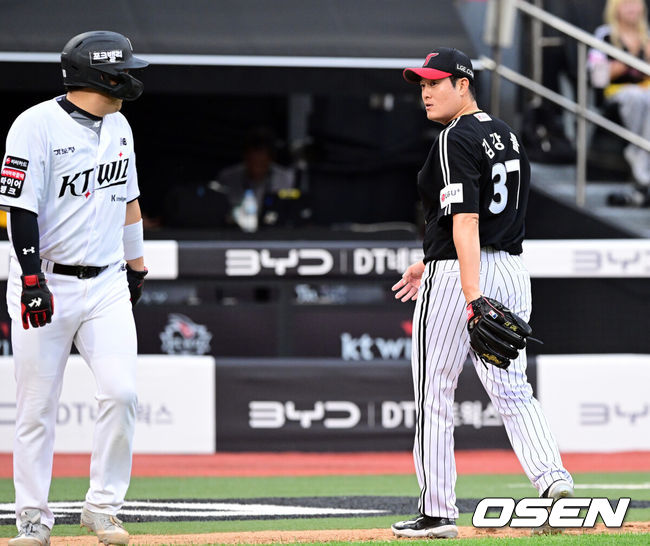 [OSEN=수원, 조은정 기자]3일 오후 수원KT위즈파크에서  '2026 신한 SOL Bank KBO리그'&nbsp;KT 위즈와 LG 트윈스의 경기가 열렸다.이날 KT는 고영표를, LG는 이정용을 선발투수로 내세웠다.6회말 이닝을 마친 LG 김강률이 KT 김현수와 대화를 하고 있다. 2026.06.03 /cej@osen.co.kr