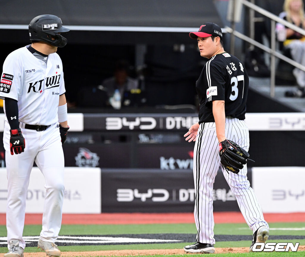 3일 오후 수원KT위즈파크에서  '2026 신한 SOL Bank KBO리그' KT 위즈와 LG 트윈스의 경기가 열렸다.이날 KT는 고영표를, LG는 이정용을 선발투수로 내세웠다.6회말 이닝을 마친 LG 김강률이 KT 김현수와 대화를 하고 있다. 2026.06.03 /cej@osen.co.kr