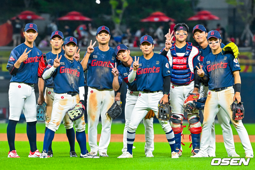 3일 광주-기아 챔피언스필드에서 2026 신한 SOL KBO 리그 KIA 타이거즈와 롯데 자이언츠의 경기가 열렸다.이 경기에서 롯데는 KIA에 8-3으로 승리하며 전날 패배를 설욕했다. 시즌 성적은 22승31패1무.경기를 마치고 롯데 선수들이 모여서 포즈를 취하고 있다. 2026.06.03 / rumi@osen.co.kr