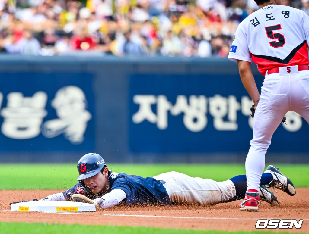 3일 광주-기아 챔피언스필드에서 2026 신한 SOL KBO 리그 KIA 타이거즈와 롯데 자이언츠의 경기가 열렸다.이날 KIA는 황동하, 롯데는 김진욱을 선발로 내세웠다.1회초 무사 주자 1루 롯데 고승민 타석에서 황성빈이 2루 도루를 시도, 포수 실책을 틈타 3루에 세이프되고 있다. 2026.06.03 / rumi@osen.co.kr