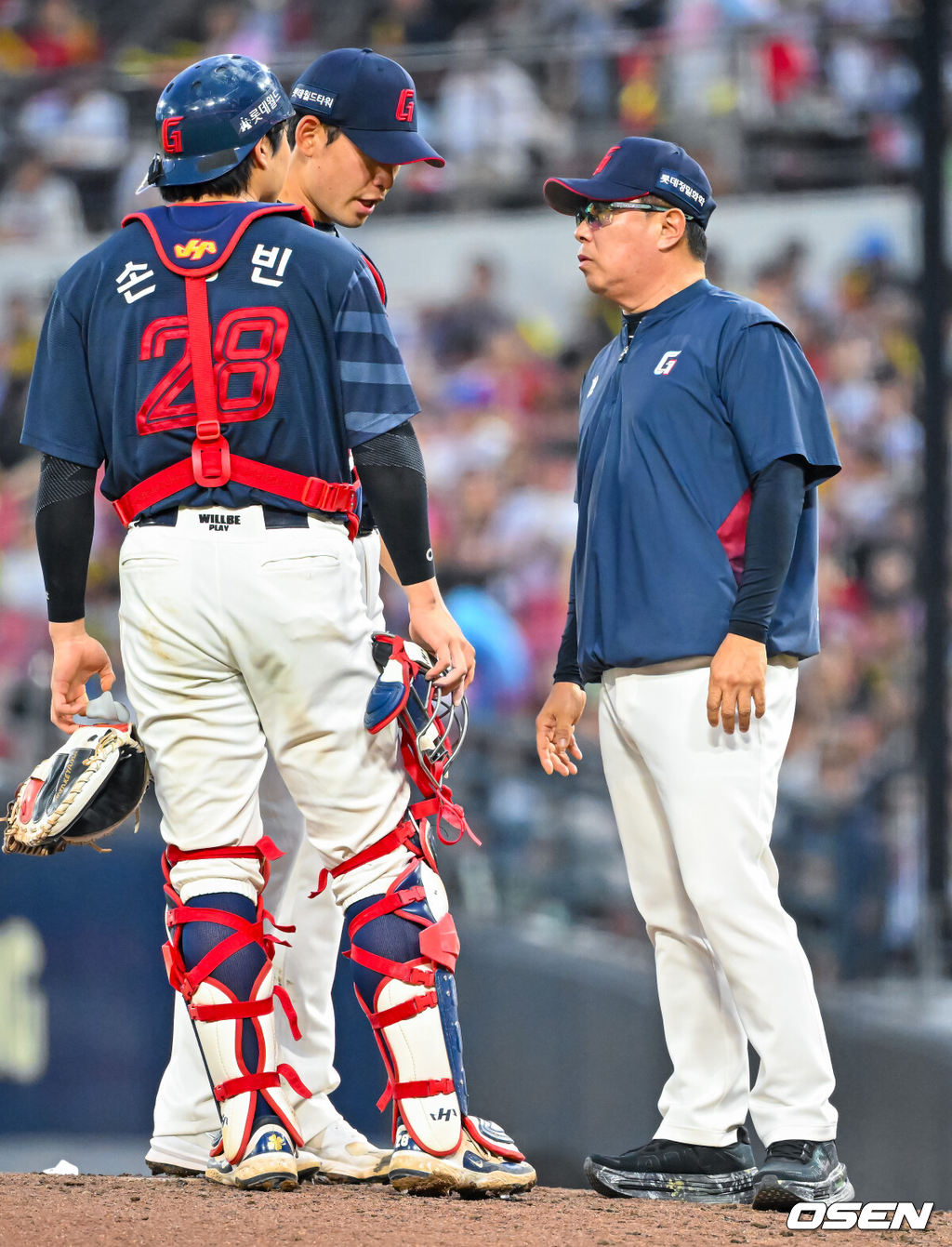 3일 광주-기아 챔피언스필드에서 2026 신한 SOL KBO 리그 KIA 타이거즈와 롯데 자이언츠의 경기가 열렸다.이날 KIA는 황동하, 롯데는 김진욱을 선발로 내세웠다.7회말 무사 주자 1루 KIA 김호령 타석에서 롯데 김진욱이 마운드에 오른 김태형 감독과 얘기를 나누고 있다. 2026.06.03 / rumi@osen.co.kr