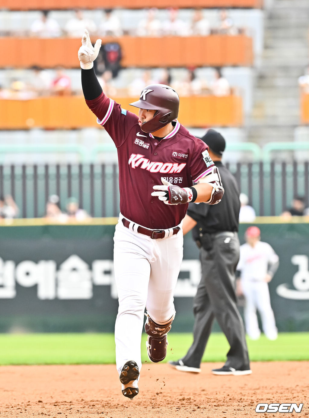 3일 인천 SSG랜더스필드에서 ‘2026 신한 SOL Bank KBO리그’ SSG 랜더스와 키움 히어로즈의 경기가 열렸다.이날 경기에서 SSG는 백승건을, 키움은 로젠버그를 선발투수로 내세웠다.2회초 1사 3루 키움 히우라가 2점 홈런을 날리고 베이스를 돌고 있다.   2026.06.03 / soul1014@osen.co.kr