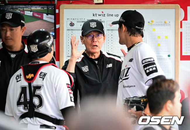 [OSEN=수원, 조은정 기자]3일 오후 수원KT위즈파크에서  '2026 신한 SOL Bank KBO리그'&nbsp;KT 위즈와 LG 트윈스의 경기가 열렸다.이날 KT는 고영표를, LG는 이정용을 선발투수로 내세웠다.5회초 2사 만루에서 무실점으로 이닝이 끝난 뒤 KT 이강철 감독이 포수 한승택, 선발투수 고영표에게 피드백을 하고 있다. 2026.06.03 /cej@osen.co.kr